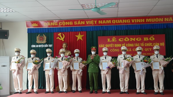 Công an huyện Kiến Thuỵ: Công bố các Quyết định về công tác tổ chức cán bộ Công an xã chính quy